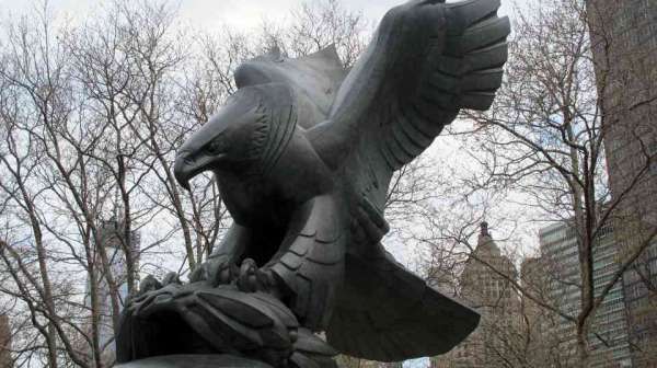 The Diving Eagle è di uno scultore sardo