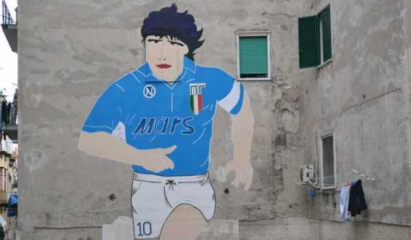 Omaggio dei Quartieri Spagnoli a Diego Armando Maradona