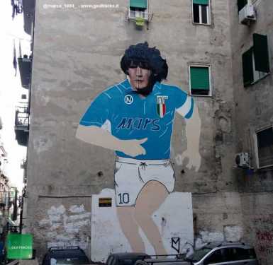 Napoli: Il volto dello storico murale di Maradona si rinnova